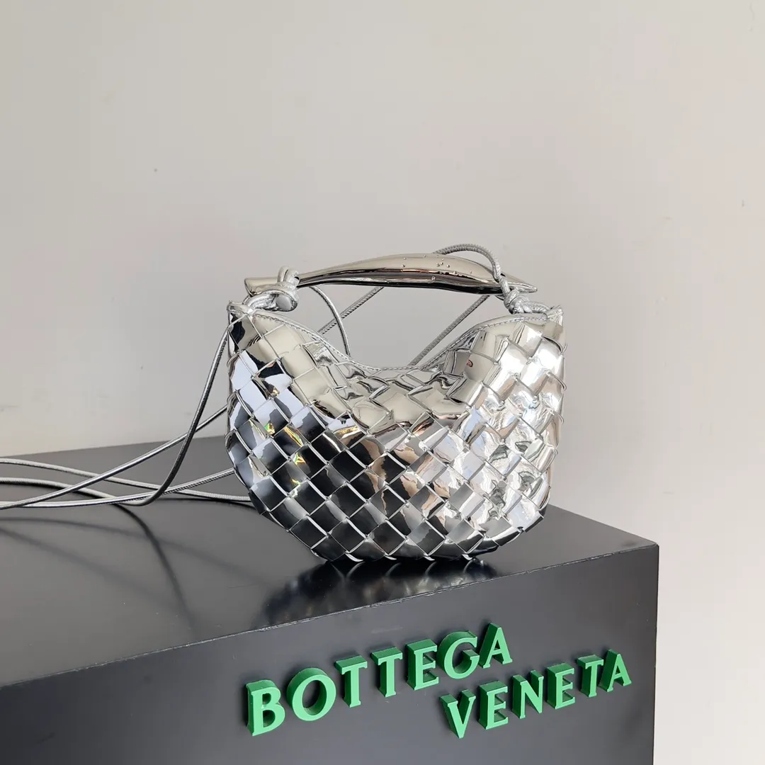 Batch of 1260 BV Mini Sardine is coming‼ ️Super high-end, stainless steel hardware + 24k real gold plating process, fish scales (concave and convex positions) are the finishing touch, the sardine bag that can be carried cross-body is completely beautiful to the heart. The metal element handle and the weaving are perfectly combined to completely integrate the artistic sense and elegance and fashion. It is really like a work of art🏺The large size is elegant, the small size is exquisite and cute, a must-have item for fashionistas, and the details are perfectly reproduced. Style number: 744267 Size 20*12*2.5